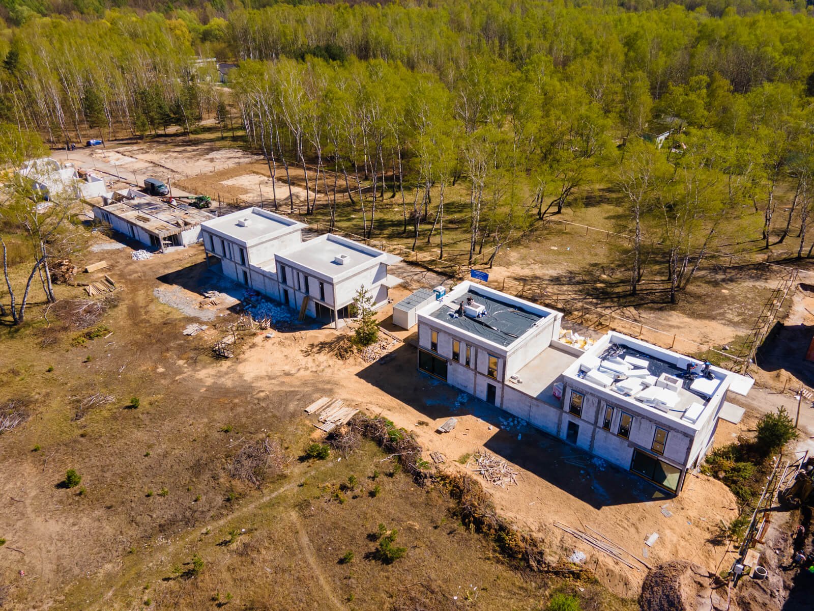 Kwiecień 2025 – dwa domy zamknięte, kolejne w budowie