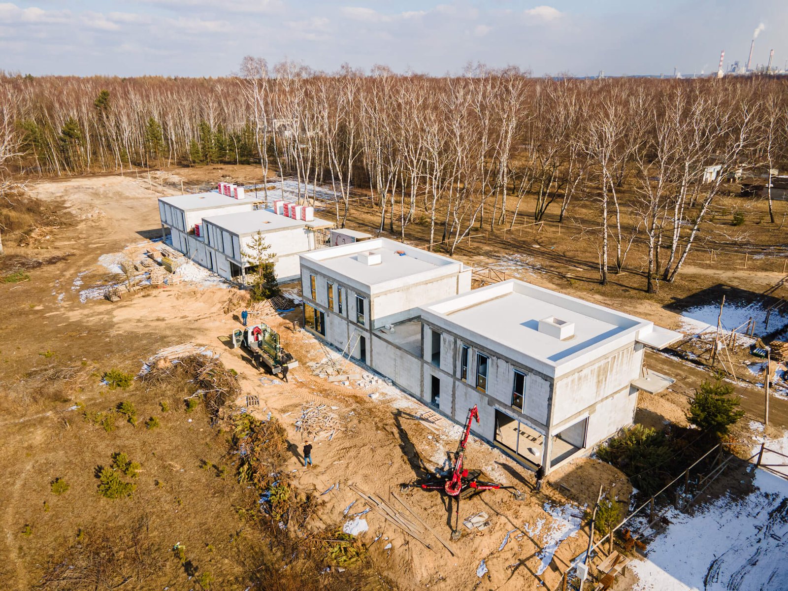 Luty 2025 – dwa budynki w stanie surowym otwartym